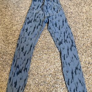 Lululemon High Rise Crop Leggings Size 2 Grey Black Pattern Yoga Gym